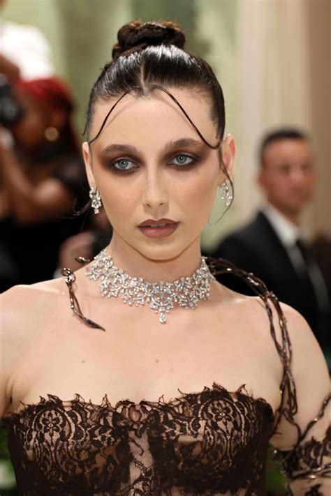 emma chamberlain met gala look.